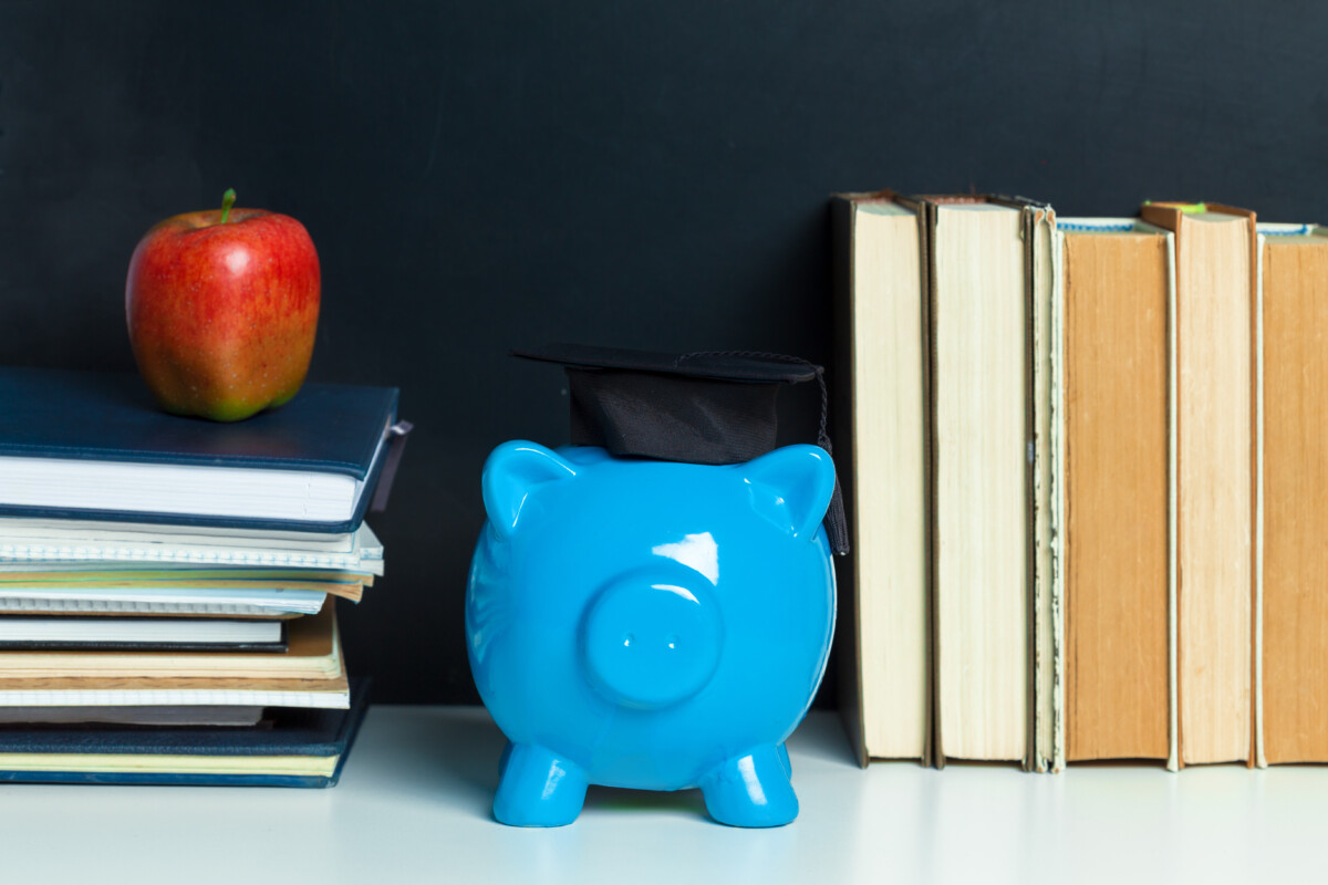 College graduate student diploma piggy bank Étudier en France - financer ses études